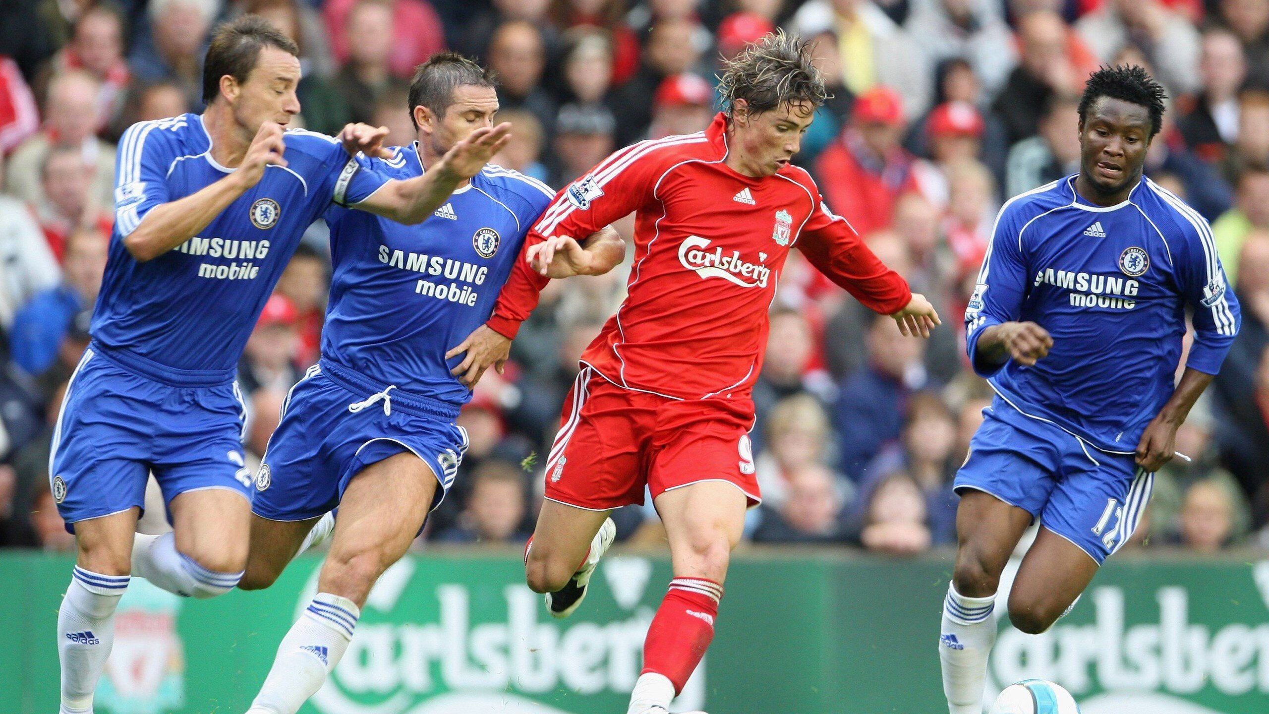 足球赛场焦点！英格兰队对阵日本队，压哨绝杀，引爆全场观众欢呼