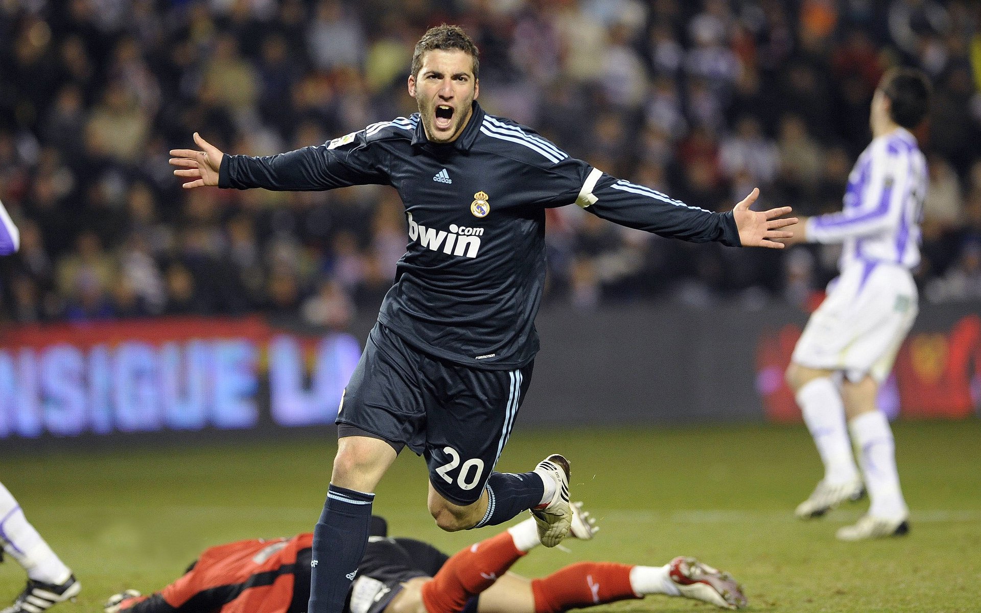 梅西赛点兑现，波尔图淘汰阿森纳晋级四强，主帅激动落泪